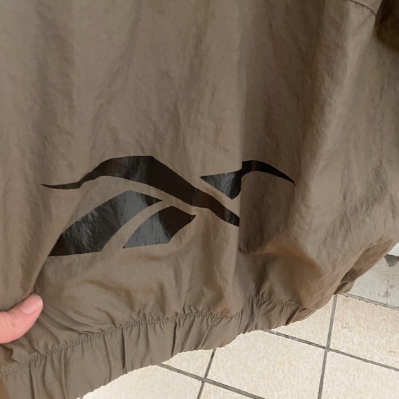 Reebok 2021 Light Weight Fitness Windbreaker - Picture 6 of 8